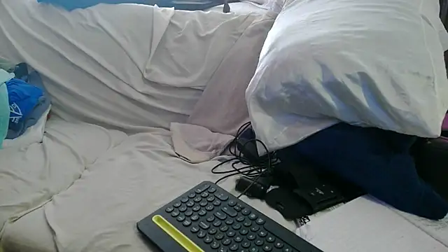 Luv2SuckBWC92 online show from 11.13.25