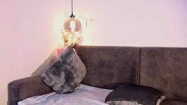 Snapshot of littlee_Sophi_ chatting on 12.18.25 littlee Sophi online show from 12.18.25