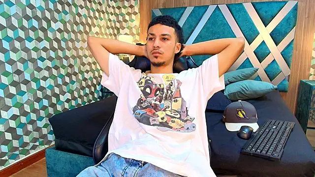 Snapshot of Marcus_Jeron chatting on 12.15.25 Marcus Jeron online show from 12.15.25