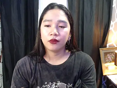 Snapshot of slut_clio chatting on 10.08.25 slut clio online show from 10.08.25