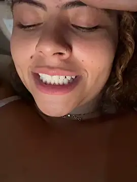 Chloe Leaozinho online show from 05.15.26