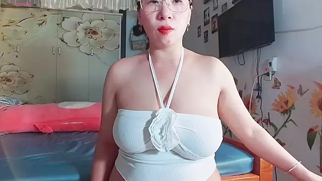 Snapshot of lyly_asian chatting on 04.22.26 lyly asian online show from 04.22.26
