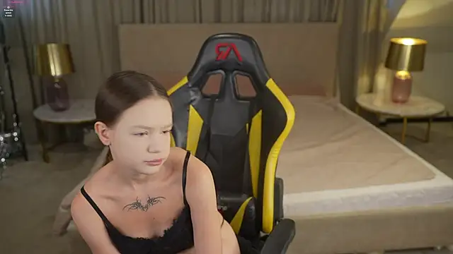 Snapshot of Claire_Dreams chatting on 10.04.25 Claire Dreams online show from 10.04.25