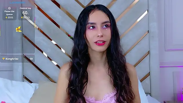 Snapshot of Sarah-Grace chatting on 11.11.25 Sarah-Grace online show from 11.11.25