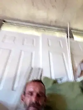 Snapshot of Hungwell1515 chatting on 10.31.25 Hungwell1515 online show from 10.31.25