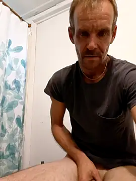 Snapshot of Hungwell1515 chatting on 11.15.25 Hungwell1515 online show from 11.15.25