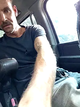 Snapshot of Hungwell1515 chatting on 12.18.25 Hungwell1515 online show from 12.18.25