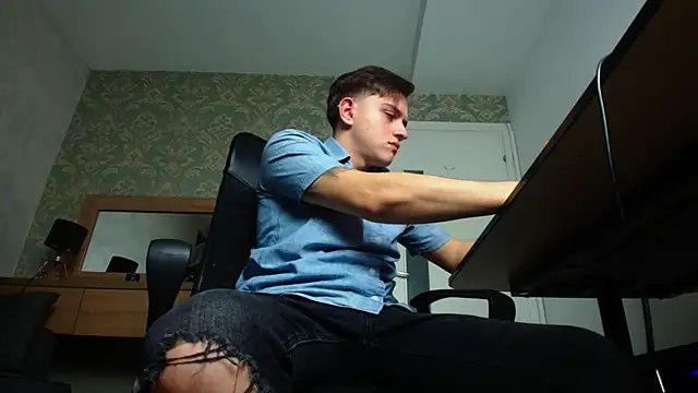 Snapshot of FelixStarkk chatting on 10.17.25 FelixStarkk online show from 10.17.25