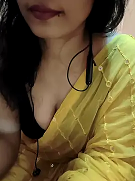 Snapshot of Divya_Bharti chatting on 11.14.25 Divya Bharti online show from 11.14.25