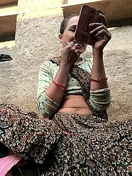 Snapshot of Hot_raaani chatting on 12.15.25 Hot raaani online show from 12.15.25