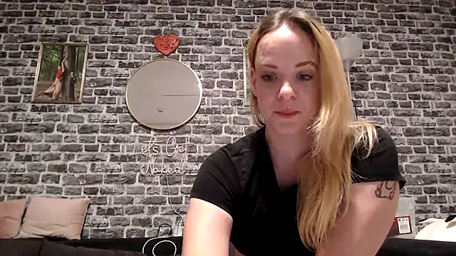 Snapshot of SexyMilf_37 chatting on 04.09.26 SexyMilf 37 online show from 04.09.26