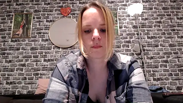 Snapshot of SexyMilf_37 chatting on 04.18.26 SexyMilf 37 online show from 04.18.26