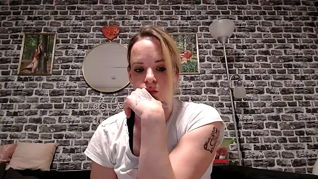 Snapshot of SexyMilf_37 chatting on 04.23.26 SexyMilf 37 online show from 04.23.26