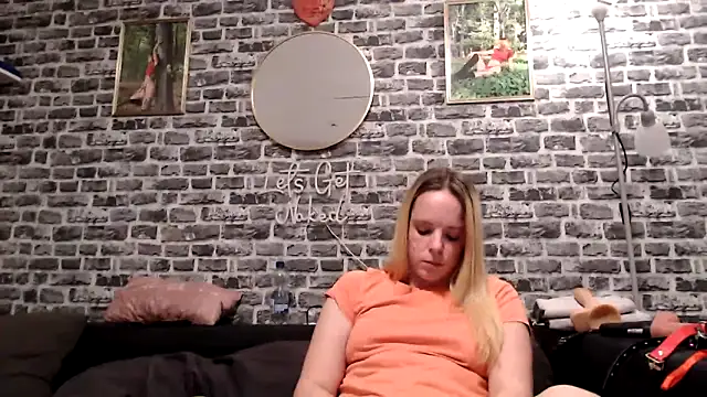 Snapshot of SexyMilf_37 chatting on 04.28.26 SexyMilf 37 online show from 04.28.26