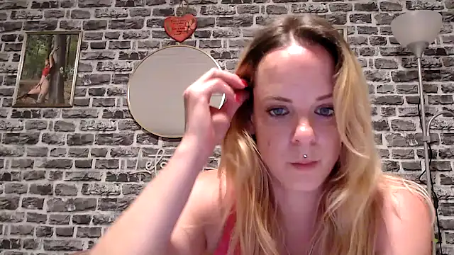 Snapshot of SexyMilf_37 chatting on 05.27.26 SexyMilf 37 online show from 05.27.26