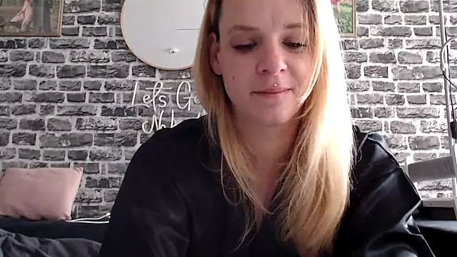 Snapshot of SexyMilf_37 chatting on 06.14.26 SexyMilf 37 online show from 06.14.26