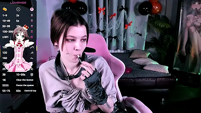 Snapshot of MiraVelle chatting on 10.23.25 MiraVelle online show from 10.23.25