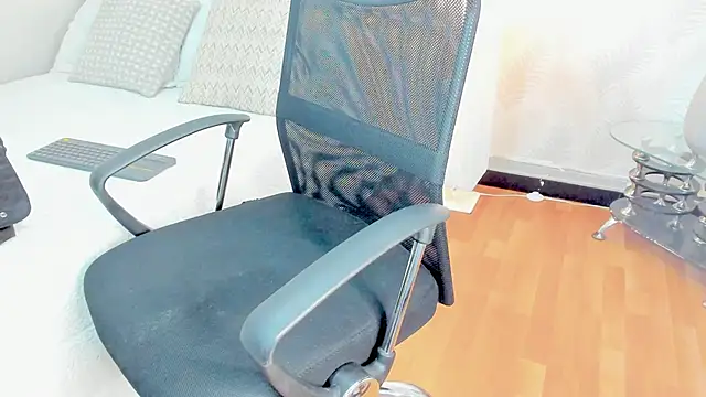 Emilly Beaumont online show from 10.05.25