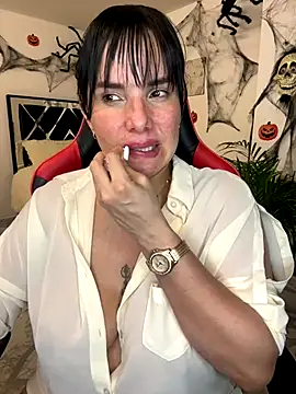 Snapshot of carol_cruz133 chatting on 10.29.25 carol cruz133 online show from 10.29.25