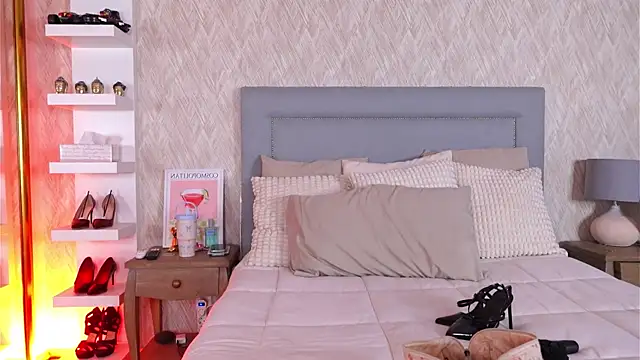 Snapshot of Sofy_Bradd chatting on 11.26.25 Sofy Bradd online show from 11.26.25