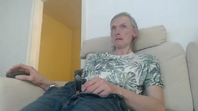 Snapshot of k74robert chatting on 10.24.25 k74robert online show from 10.24.25