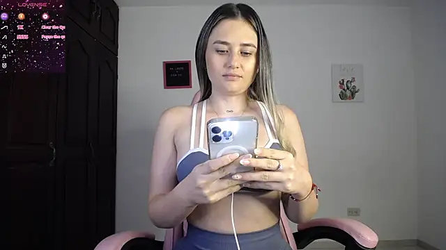 Snapshot of Veronika__Winslow_ chatting on 09.24.25 Veronika  Winslow  online show from 09.24.25