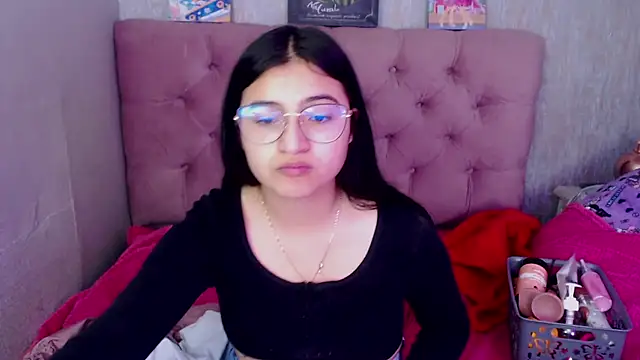 Snapshot of laurenelove chatting on 10.06.25 laurenelove online show from 10.06.25