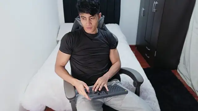 Snapshot of stylish_men chatting on 10.15.25 stylish men online show from 10.15.25