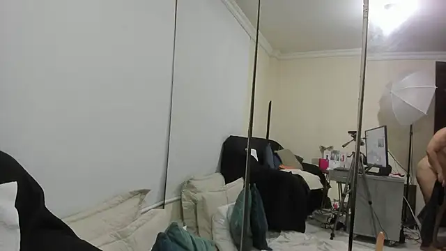 Snapshot of kiraGeiner chatting on 11.16.25 kiraGeiner online show from 11.16.25