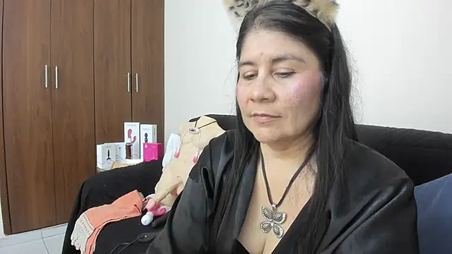 Snapshot of kiraGeiner chatting on 11.18.25 kiraGeiner online show from 11.18.25