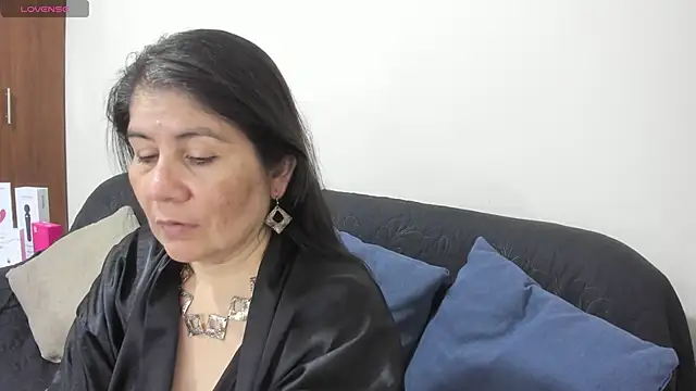 Snapshot of kiraGeiner chatting on 11.23.25 kiraGeiner online show from 11.23.25