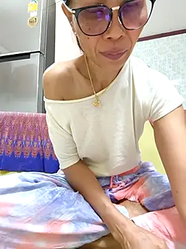 Mama Eva 1 online show from 10.26.25