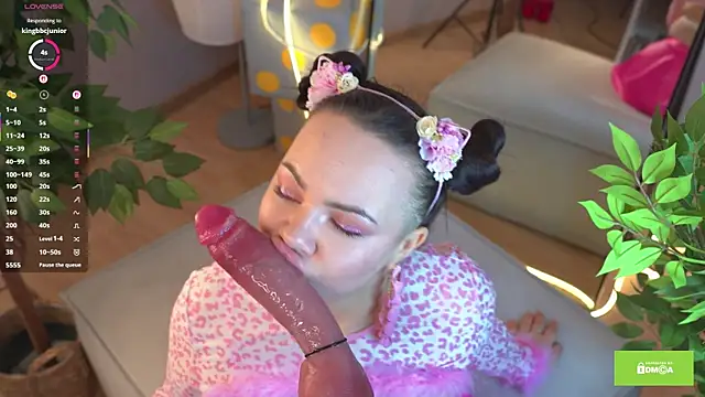 Snapshot of bllowwoww chatting on 10.30.25 bllowwoww online show from 10.30.25