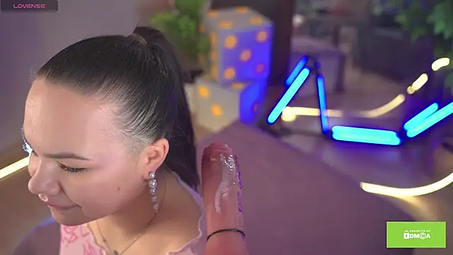 Snapshot of bllowwoww chatting on 11.22.25 bllowwoww online show from 11.22.25