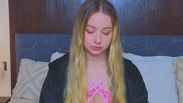 Snapshot of LeeAmy chatting on 09.19.25 LeeAmy online show from 09.19.25