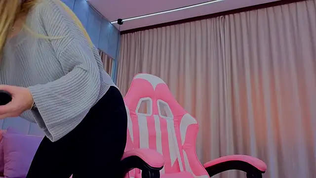 Reina Cummings online show from 11.07.25