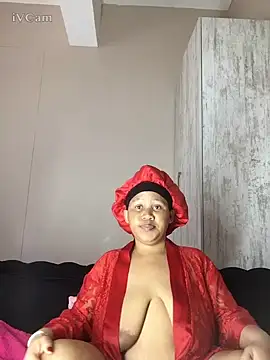 Snapshot of Yellowriider chatting on 10.08.25 Yellowriider online show from 10.08.25