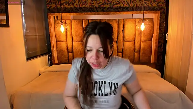 Isa Thompson   online show from 10.18.25