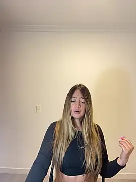 Snapshot of Zara_Ross chatting on 10.25.25 Zara Ross online show from 10.25.25