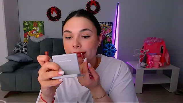 Snapshot of queenofthesense_ chatting on 12.17.25 queenofthesense online show from 12.17.25