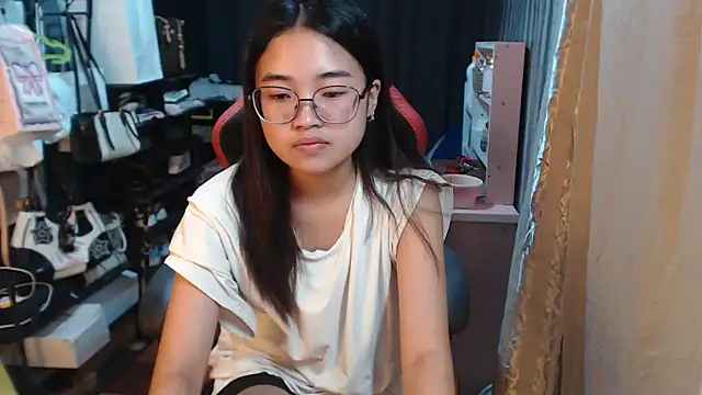 Snapshot of urhoneybunny25 chatting on 10.13.25 urhoneybunny25 online show from 10.13.25