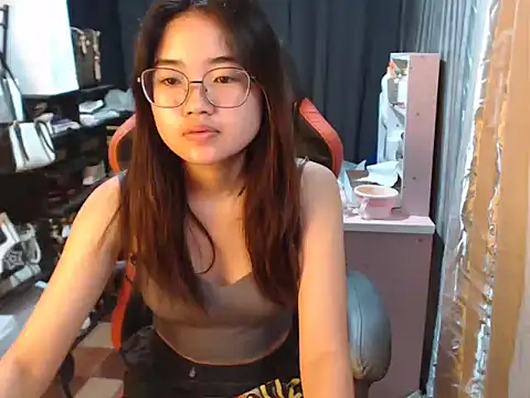 Snapshot of urhoneybunny25 chatting on 10.13.25 urhoneybunny25 online show from 10.13.25