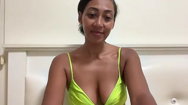 Snapshot of Vaylisse chatting on 09.17.25 Vaylisse online show from 09.17.25