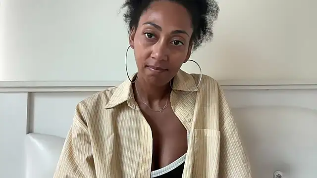 Snapshot of Vaylisse chatting on 09.26.25 Vaylisse online show from 09.26.25