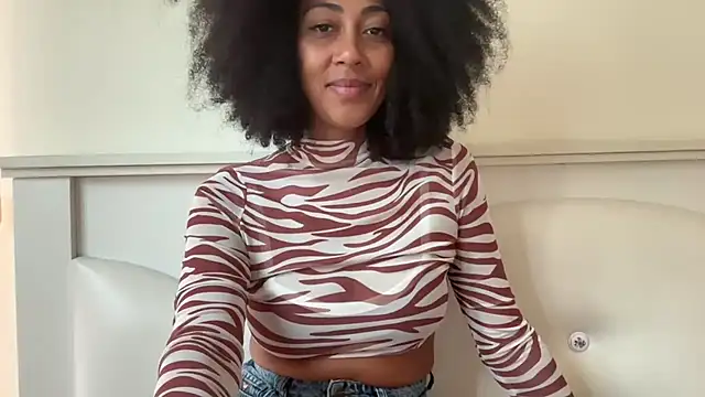 Snapshot of Vaylisse chatting on 10.03.25 Vaylisse online show from 10.03.25