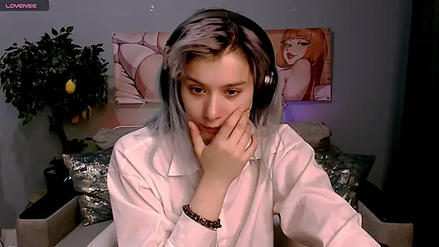 Snapshot of SophieAsh chatting on 10.11.25 SophieAsh online show from 10.11.25