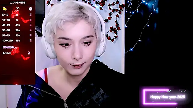 Snapshot of SophieAsh chatting on 12.15.25 SophieAsh online show from 12.15.25
