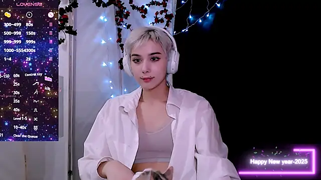 Snapshot of SophieAsh chatting on 12.21.25 SophieAsh online show from 12.21.25