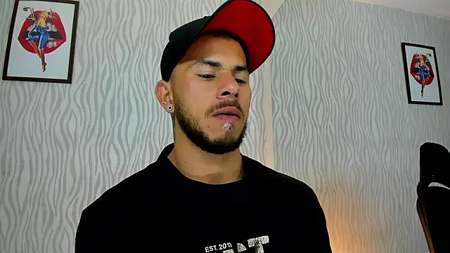 Snapshot of dylan_jacobx chatting on 10.31.25 dylan jacobx online show from 10.31.25