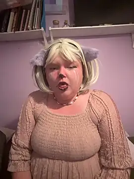 Snapshot of KadiSparkle chatting on 11.01.25 KadiSparkle online show from 11.01.25